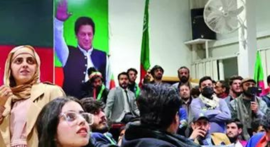 Junge Unterstuetzer von Imran und seiner Partei sind „hier um