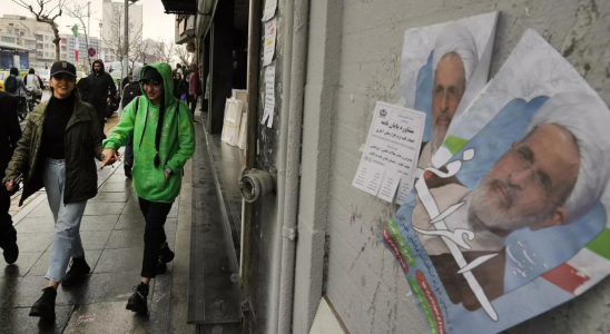 Kandidaten kandidieren fuer die erste Parlamentswahl im Iran seit landesweiten