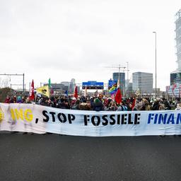 Klimaaktivisten demonstrieren zum zweiten Mal auf der A10 bei Amsterdam