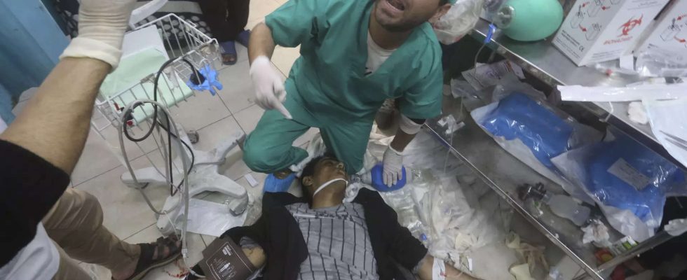 Laut Sanitaetern toetet israelisches Feuer einen Patienten und verletzt andere