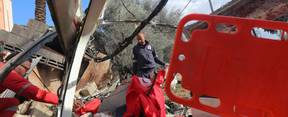 Leiche eines Maedchens aus Gaza Rettungswagenteam unter israelischem Feuer gefangen