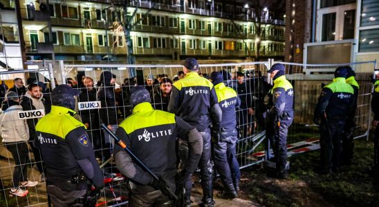 ME interveniert bei zerstoertem Gebaeude in Rotterdam Unruhe unter Umstehenden