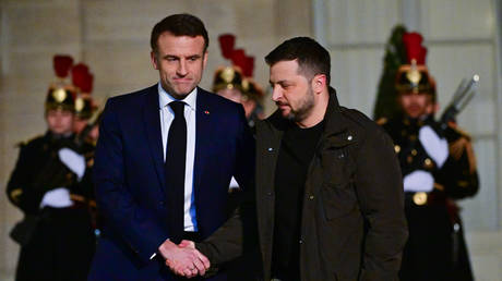 Macron und Selenskyj unterzeichnen Militaerabkommen – World