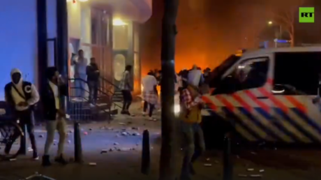 Migranten stossen in Den Haag mit Polizisten zusammen VIDEOS –