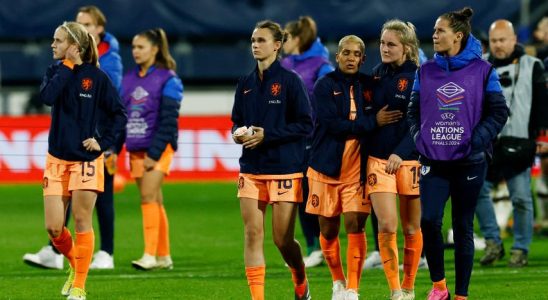 Orange Frauen weinen nachdem sie die Olympischen Spiele verpasst haben