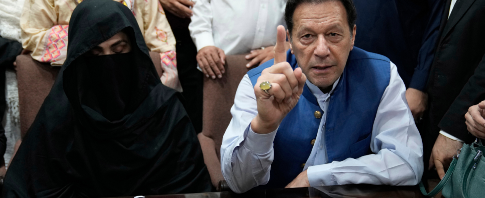 Pakistanisches Gericht klagt Imran und seine Frau im Fall von