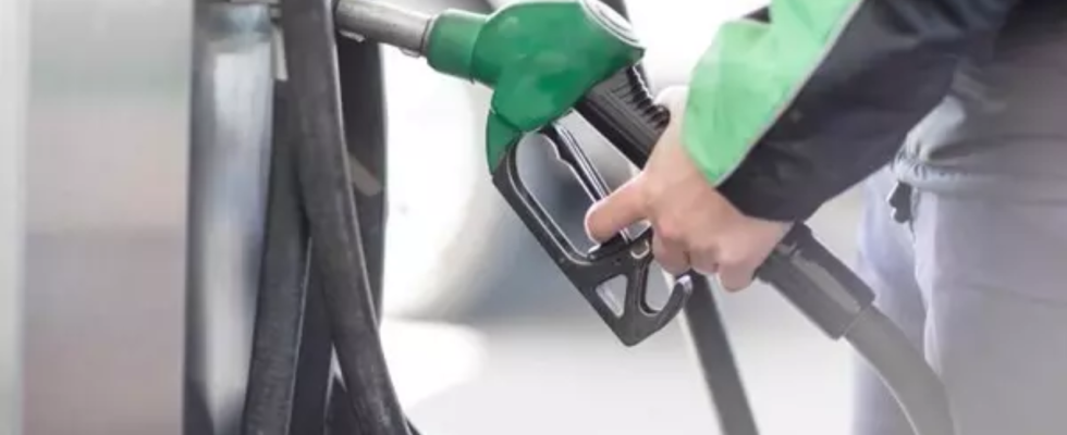 Pakistans Uebergangsregierung erhoeht den Benzinpreis um 1355 PKR pro Liter
