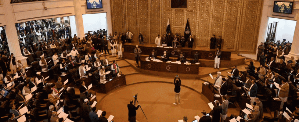 Pakistans erste Parlamentssitzung wird von Protesten und Manipulationsvorwuerfen ueberschattet