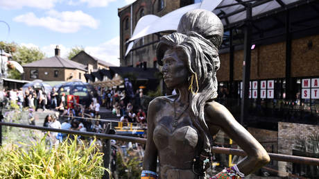 Polizei sucht Taeter der Palaestina Aufkleber an Amy Winehouse Statue angebracht hat –