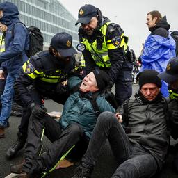 Polizei verhaftet mehr als dreihundert Klimaaktivisten auf der A10 bei