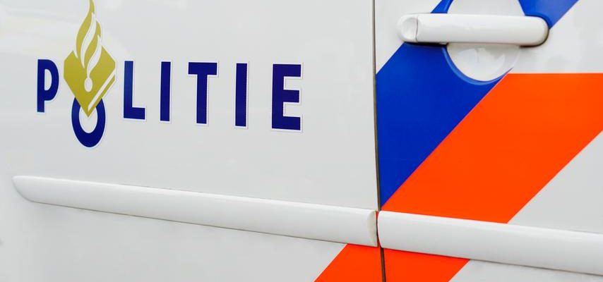 Rotterdamer Einwohner 17 verhaftet weil er Einkaufswagen von Bruecke auf