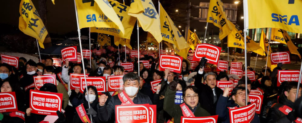 Suedkoreanische Krankenhaeuser verlaengern Arbeitszeiten um gegen Aerzteproteste vorzugehen Weltnachrichten