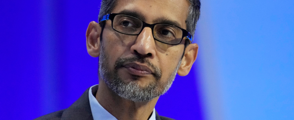 Sundar Pichai CEO von Google entschuldigt sich fuer umstrittene KI Chatbot Antworten