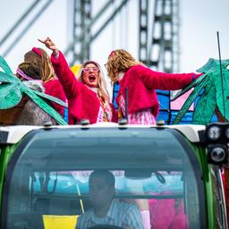 Timmermans in Polonaise und Kostuempartys Die Niederlande feiern Karneval