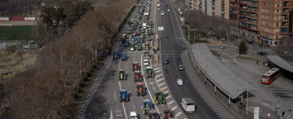 Traktoren verstopfen die Strassen spanischer Staedte waehrend Bauern gegen die