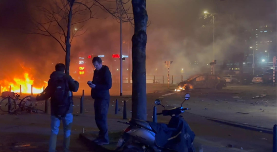 Unruhen in den Niederlanden Polizeiautos werden angezuendet als rivalisierende Gruppen