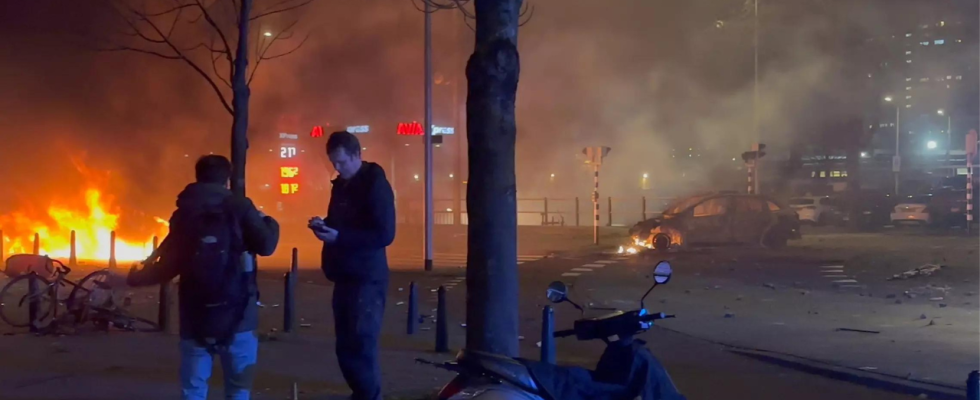 Unruhen in den Niederlanden Polizeiautos werden angezuendet als rivalisierende Gruppen