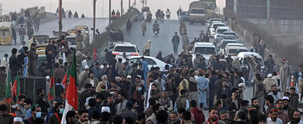 Verbotsanordnungen in Islamabad verhaengt als Imran Khans Partei mit Protesten