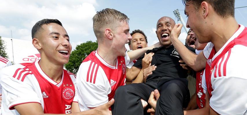 Vereinsikone Simon Tahamata verlaesst Ajax nach zehn Jahren als Jugendtrainer