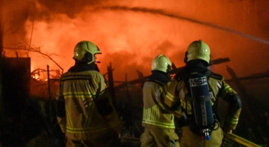 Vroomshoop Geschaeftsgelaende durch Feuer zerstoert moegliche Freisetzung von Asbest Inlaendisch