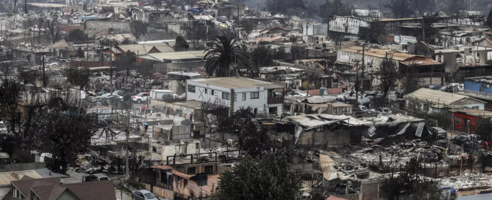 Waldbraende in Chile verwuesten die Zentralregion und fordern innerhalb von