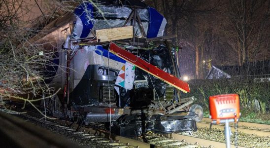 Zug kollidiert mit Karnevalswagen in Oss Fahrer verletzt und kein