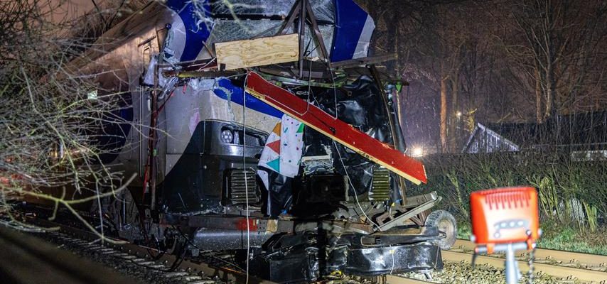 Zug kollidiert mit Karnevalswagen in Oss Fahrer verletzt und kein