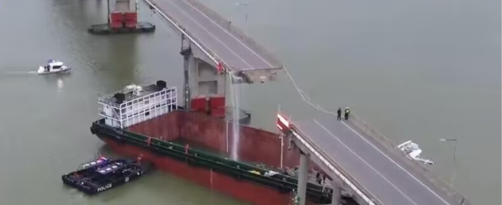 Zwei Tote nach Aufprall eines Frachtschiffs auf Bruecke in Suedchina