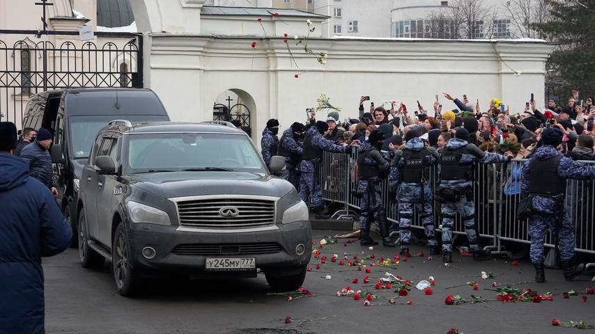 1709359462 671 Tausende Menschen erweisen Nawalny in Moskau die letzte Ehre
