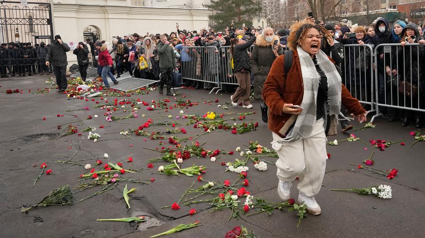 1709359467 570 Tausende Menschen erweisen Nawalny in Moskau die letzte Ehre