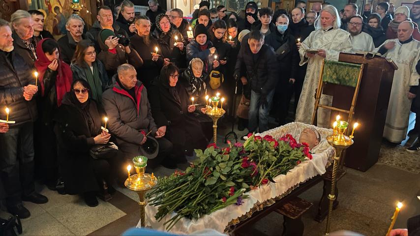 1709359468 837 Tausende Menschen erweisen Nawalny in Moskau die letzte Ehre
