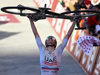 Pogacar start seizoen met winst Strade Bianche na bizarre solo van 81 kilometer