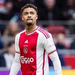 Ajax Spieler Rensch nach hartem Tackling gegen den FC Utrecht fuer
