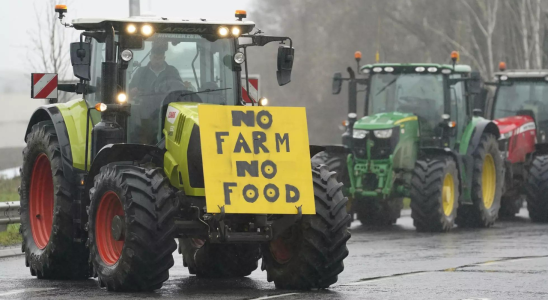 Aus Protest gegen Umweltvorschriften stoeren Landwirte den Verkehr zu den