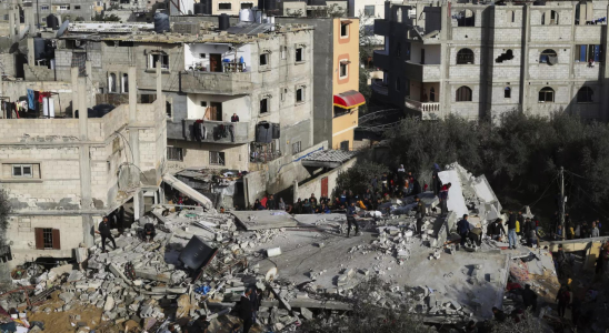 Bei einem israelischen Angriff werden drei libanesische Rettungskraefte einer mit
