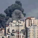 Bei israelischen Angriffen auf Syrien kommen laut Sicherheitsquellen Dutzende Menschen