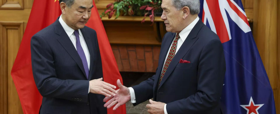 Der chinesische Aussenminister trifft sich mit seinem neuseelaendischen Amtskollegen um