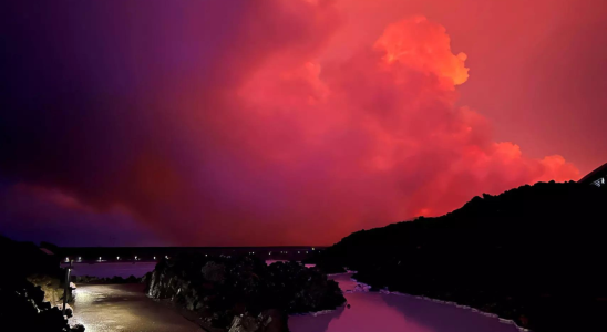Der islaendische Vulkan schiesst Lava in die Luft als er