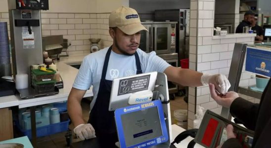 Der neue Mindestlohn von 20 US Dollar fuer Fast Food Arbeiter in Kalifornien