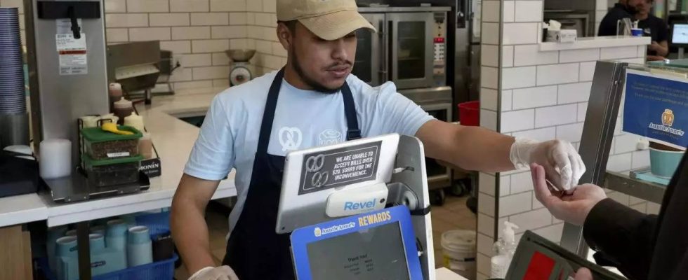 Der neue Mindestlohn von 20 US Dollar fuer Fast Food Arbeiter in Kalifornien