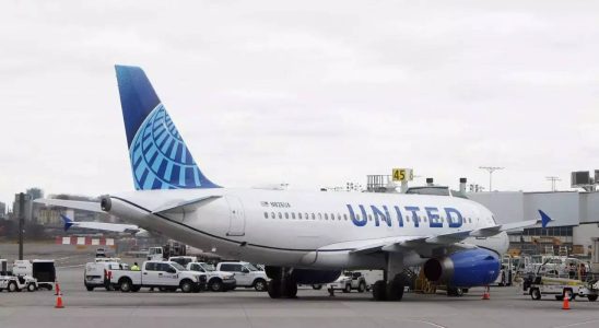Ein schrecklicher Triebwerksbrand zwingt United Flight dazu die Reise abzubrechen