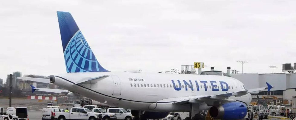 Ein schrecklicher Triebwerksbrand zwingt United Flight dazu die Reise abzubrechen