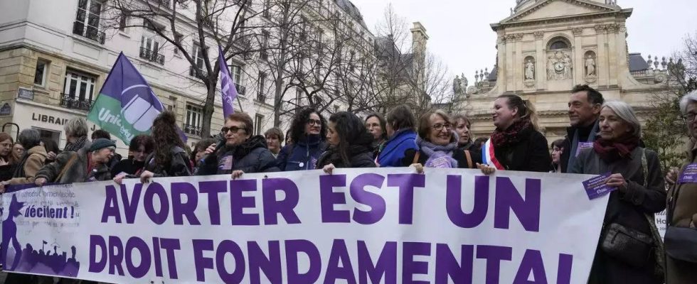 Frankreich kommt der Verankerung des Zugangs zu Abtreibungen in seiner