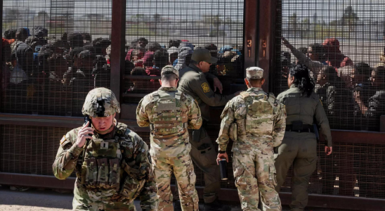 Grenzkonflikt in Texas Migranten ueberwinden Wachen und durchbrechen Sicherheitsbarriere