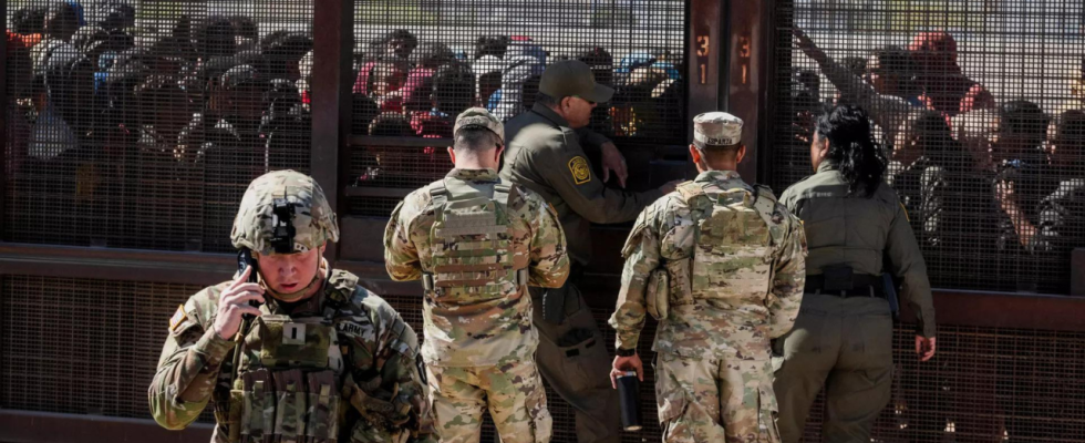 Grenzkonflikt in Texas Migranten ueberwinden Wachen und durchbrechen Sicherheitsbarriere