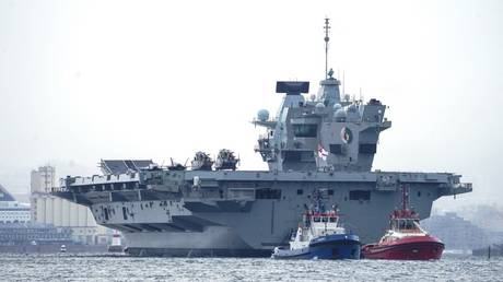 Grossbritanniens Flaggschiff Flugzeugtraeger faengt auf dem Weg zur Reparatur Feuer –