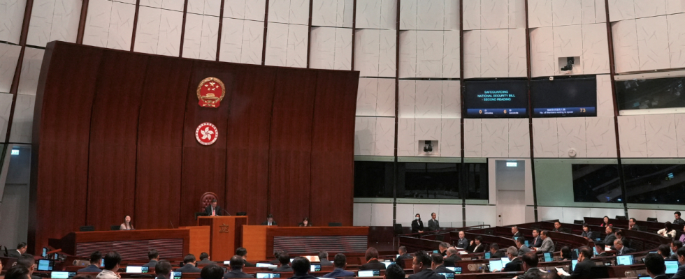 Hongkonger Gesetzgeber verabschieden einstimmig ein Gesetz das der Regierung mehr