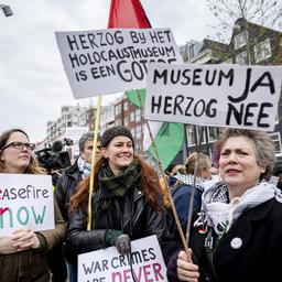Hunderte Demonstranten in Amsterdam gegen die Anwesenheit des israelischen Praesidenten