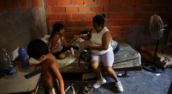 In den argentinischen Barrios ist Javier Mileis Sparkurs von zunehmender