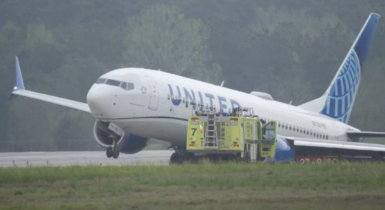 Jet der United Airlines rollt mit 166 Passagieren von Landebahn